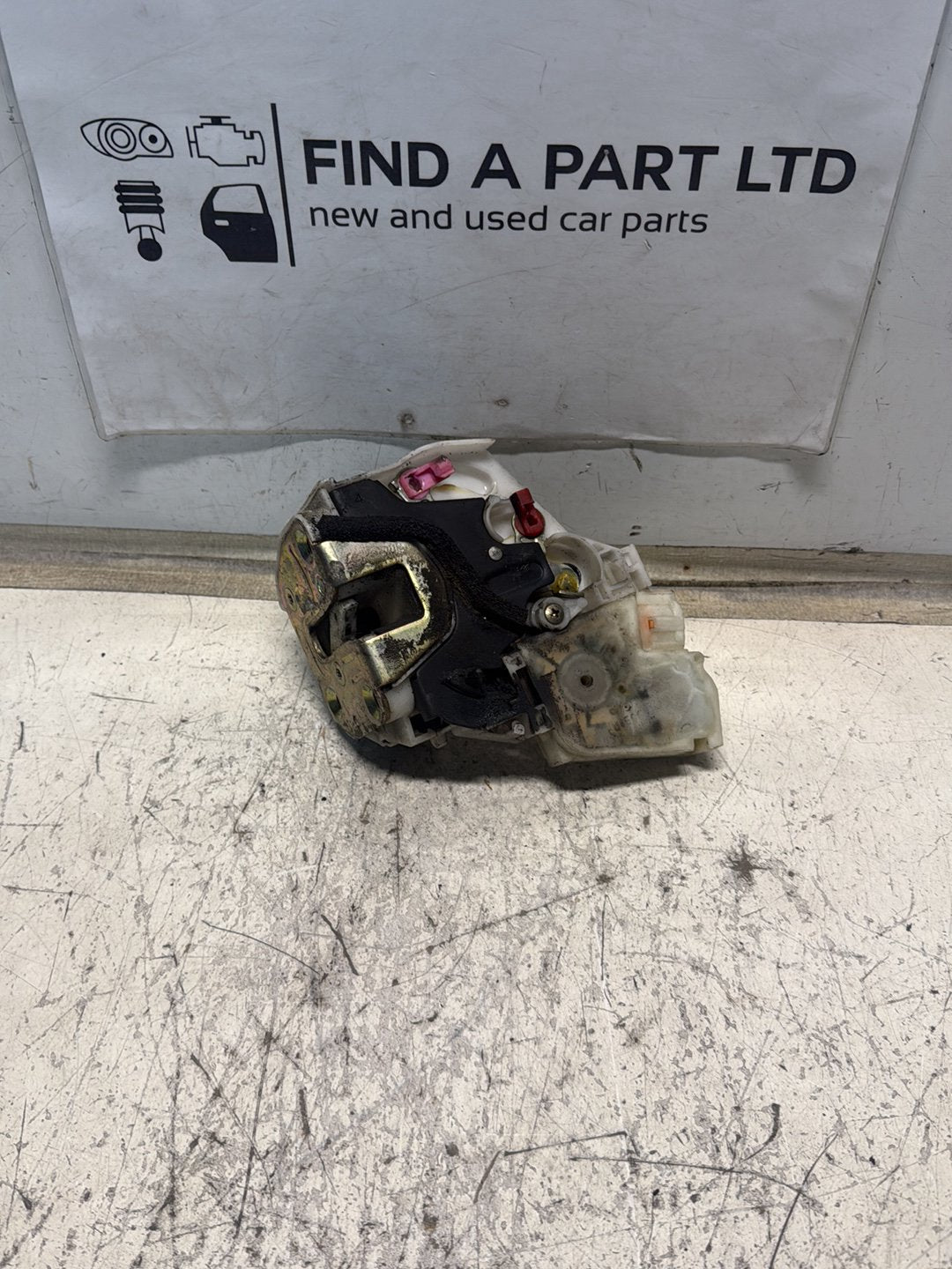 1995-2002 Nissan Primera P11 - Left Rear Lock Mechanism PN: