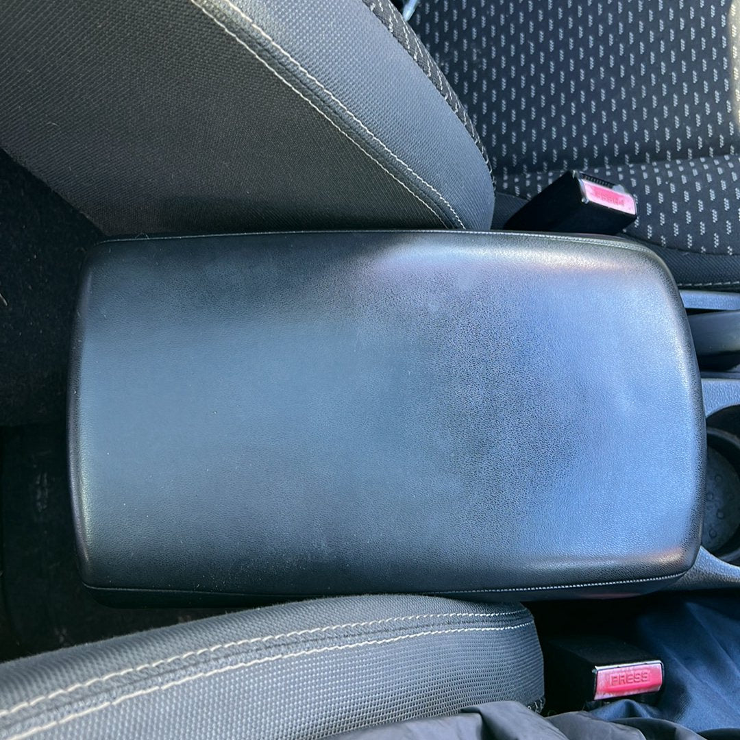 2006-2010 Nissan Dualis J10 J10 - Console Lid PN: