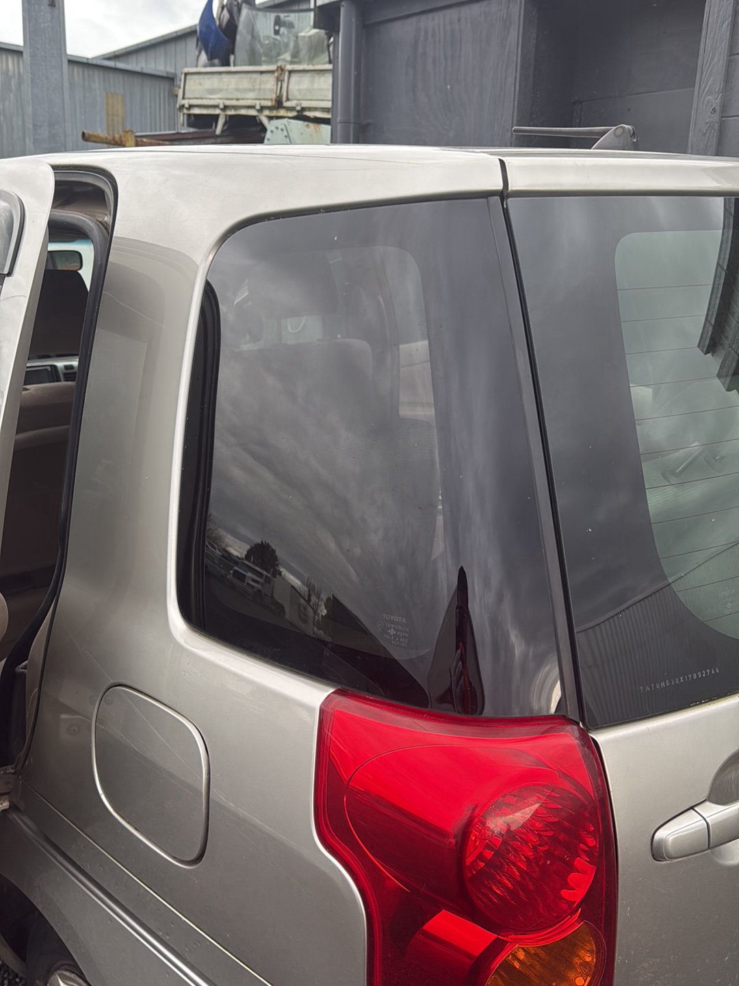 2003-2011 Toyota Raum Z20 NCZ20 - Left Rear Side Glass PN: