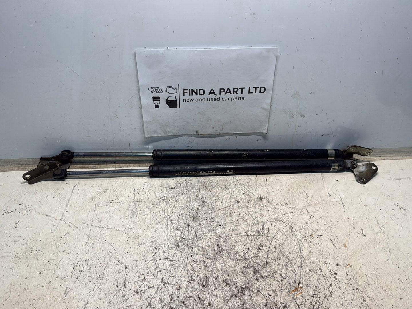 2004 Toyota Hiace - tailgate strut pair PN:
