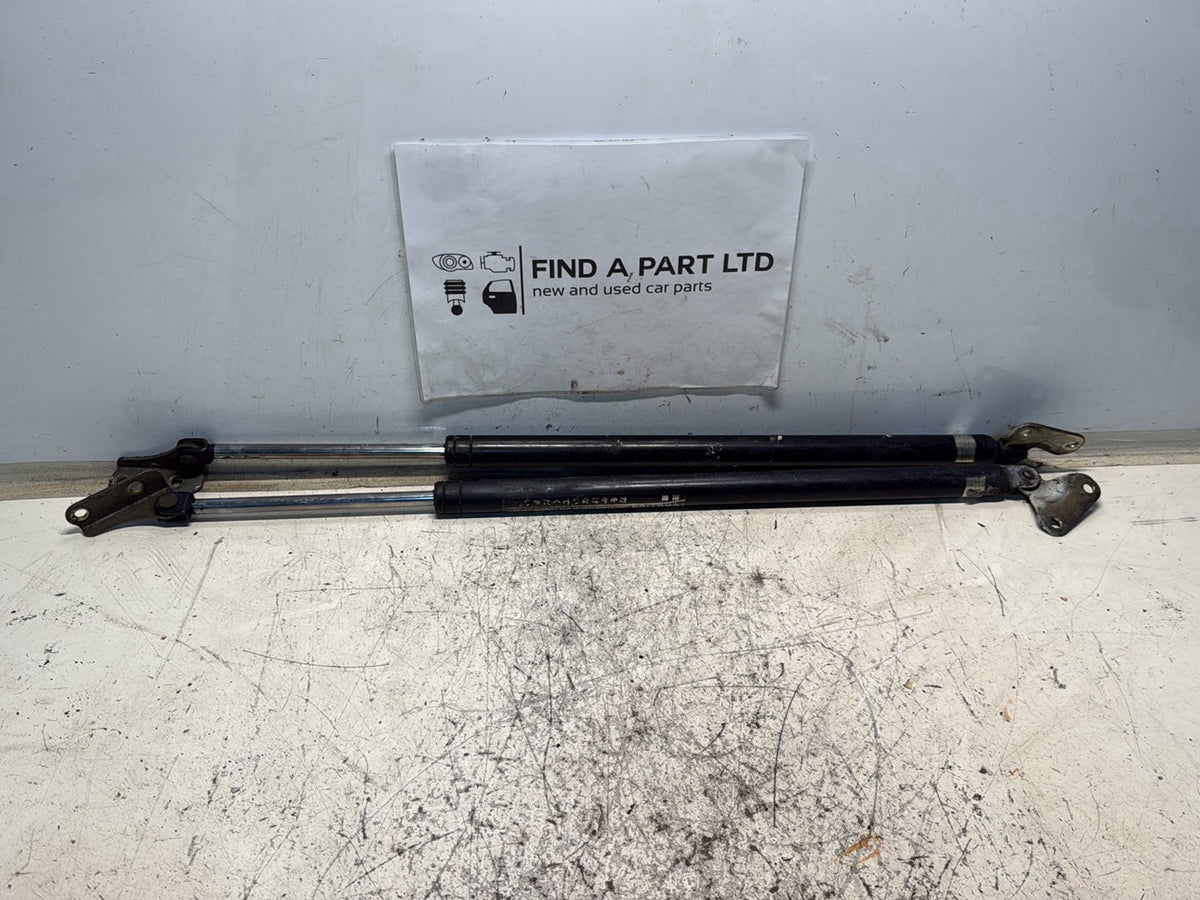 2004 Toyota Hiace - tailgate strut pair PN: