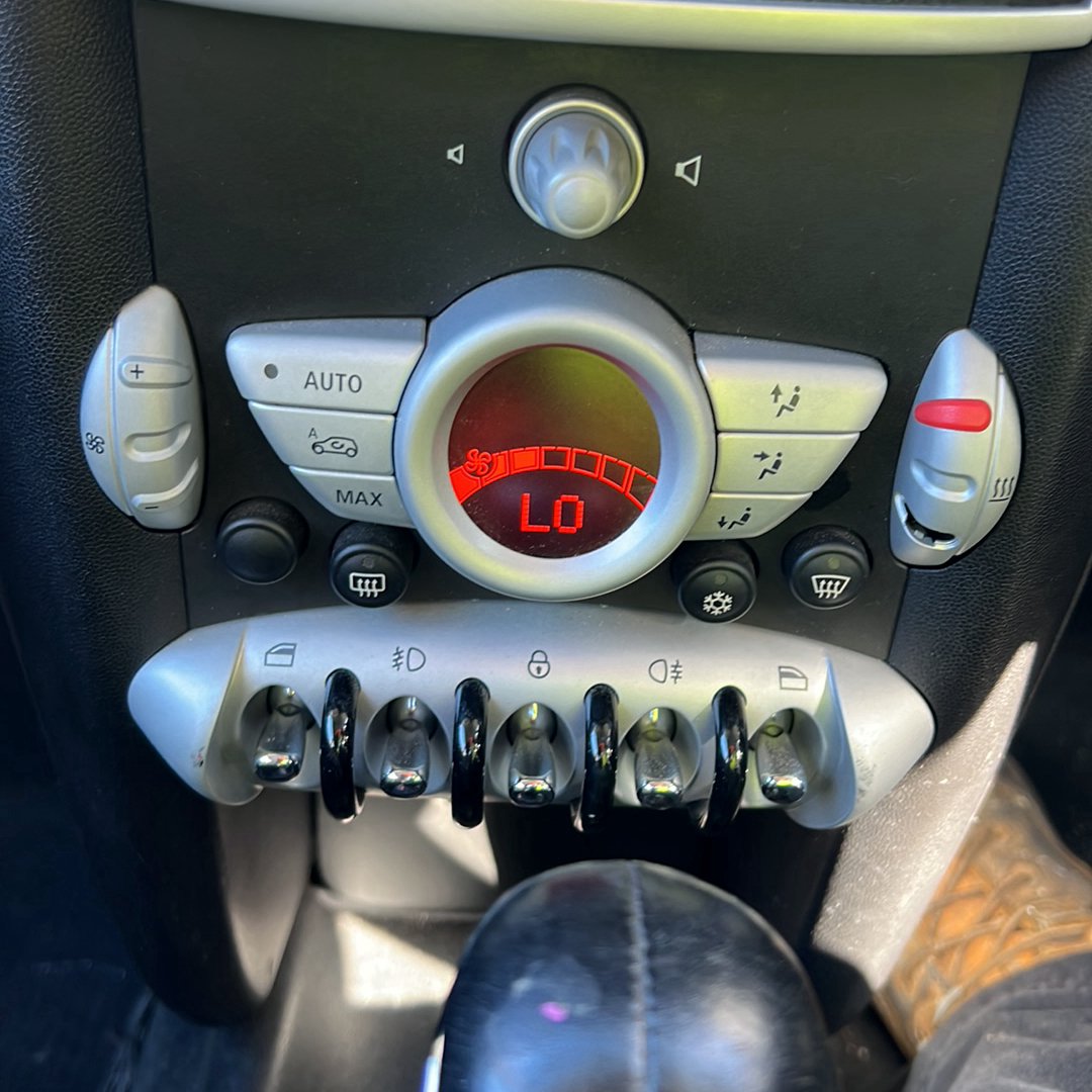 2008-2014 MINI Cooper R55 WMWML320X0TM93432 - Heater/AC Controls PN: