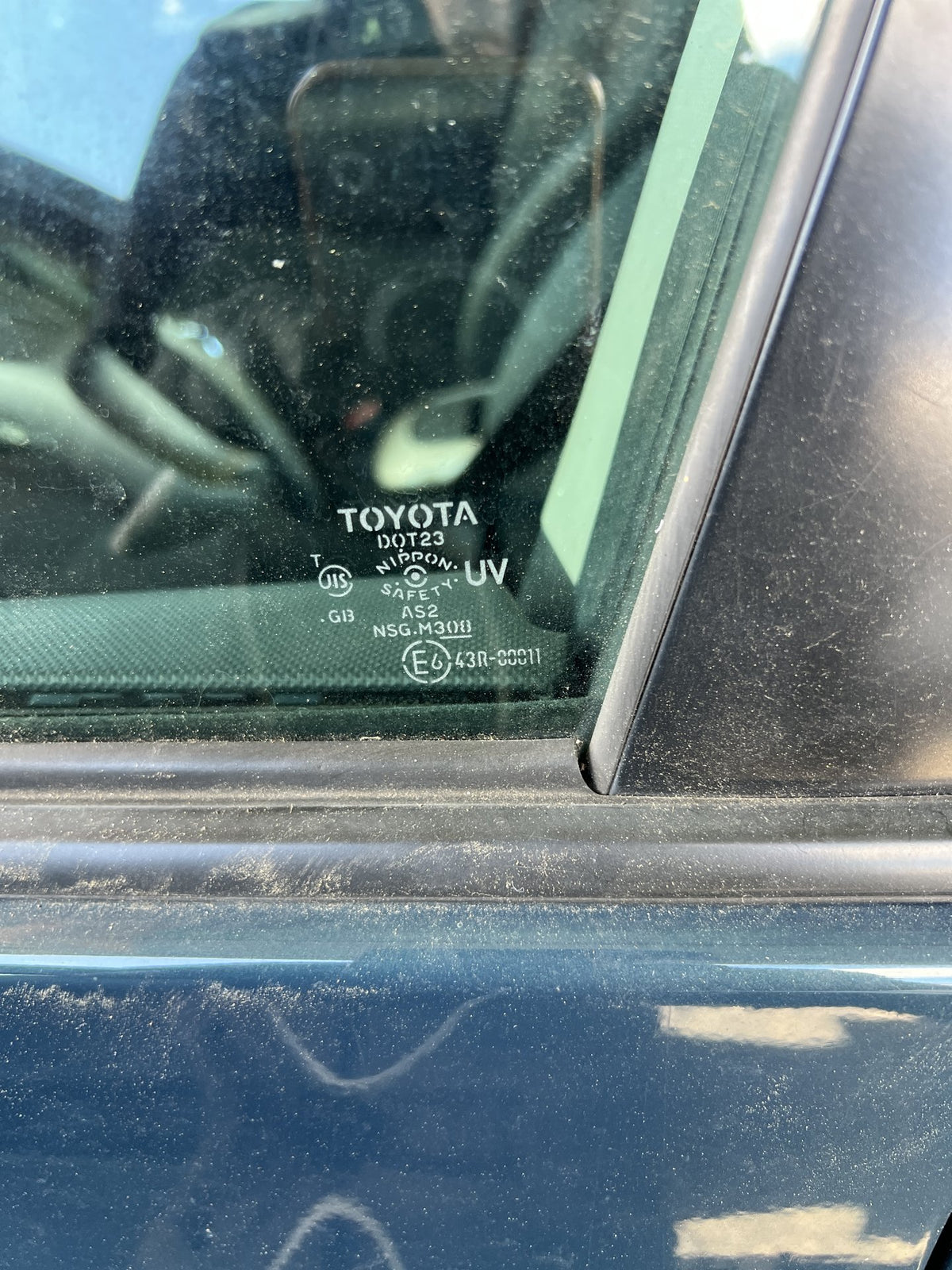 2009 Toyota Corolla JTNKU56E00109575 - Left Front Door Window PN: