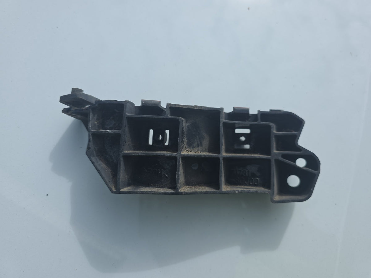 2006 Suzuki SX4 YA11S - Right Front Bumper Retainer PN: 71731-80J00