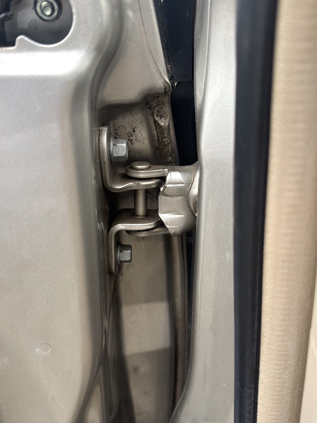2003-2011 Toyota Raum Z20 NCZ20 - Left Front Door Top Hinge PN: