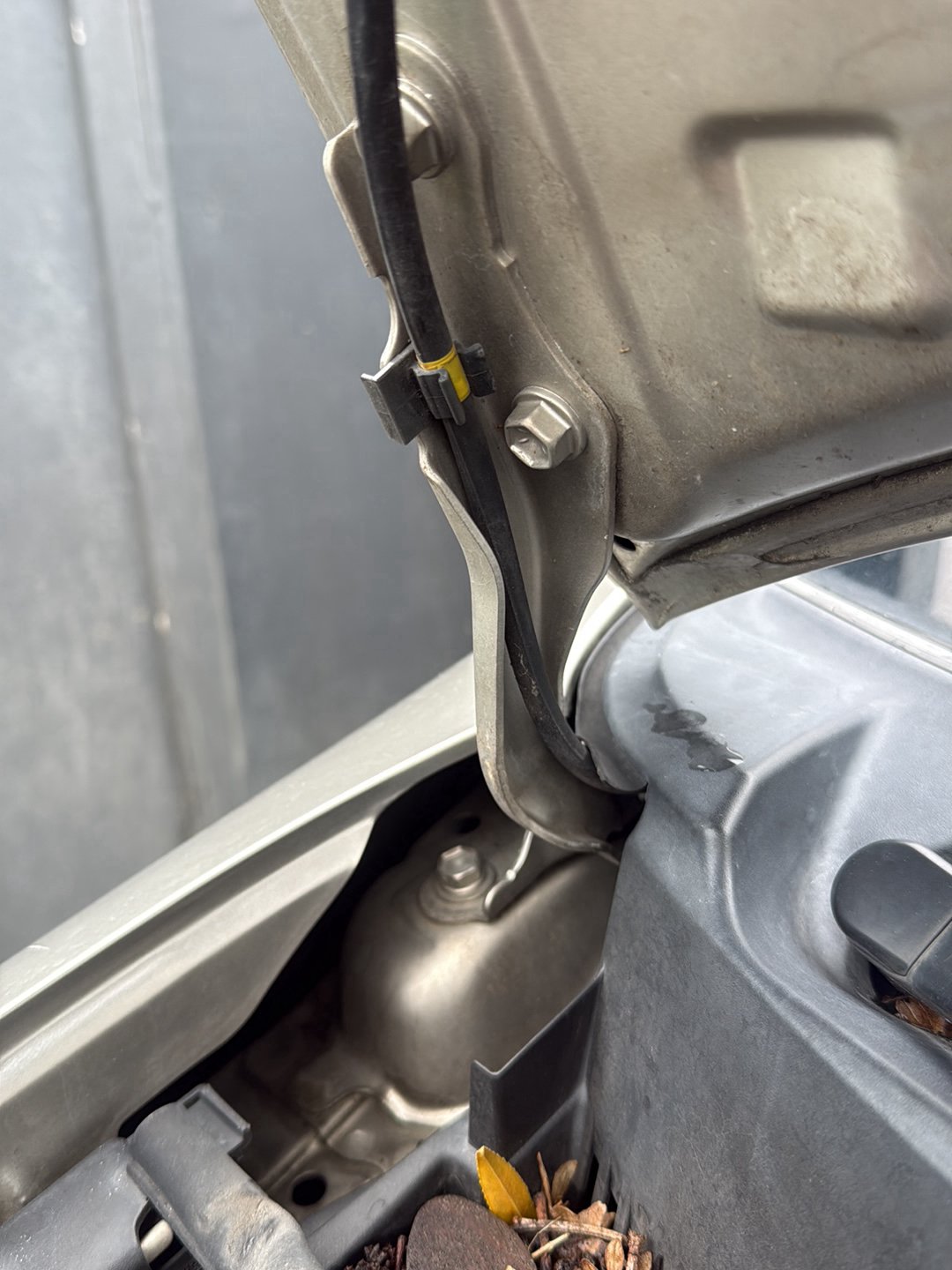 2003-2011 Toyota Raum Z20 NCZ20 - Right Bonnet Hinge PN: