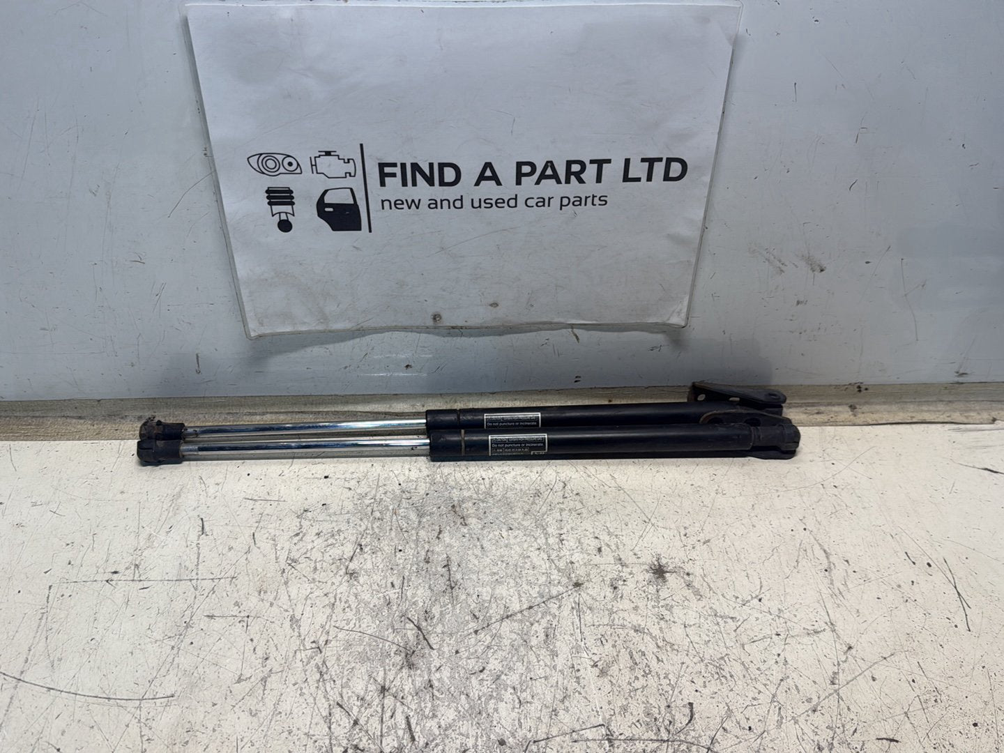 2004 Toyota Corolla - tailgate strut pair PN:
