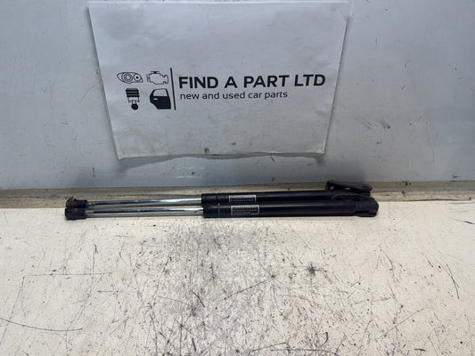 2004 Toyota Corolla - tailgate strut pair PN: