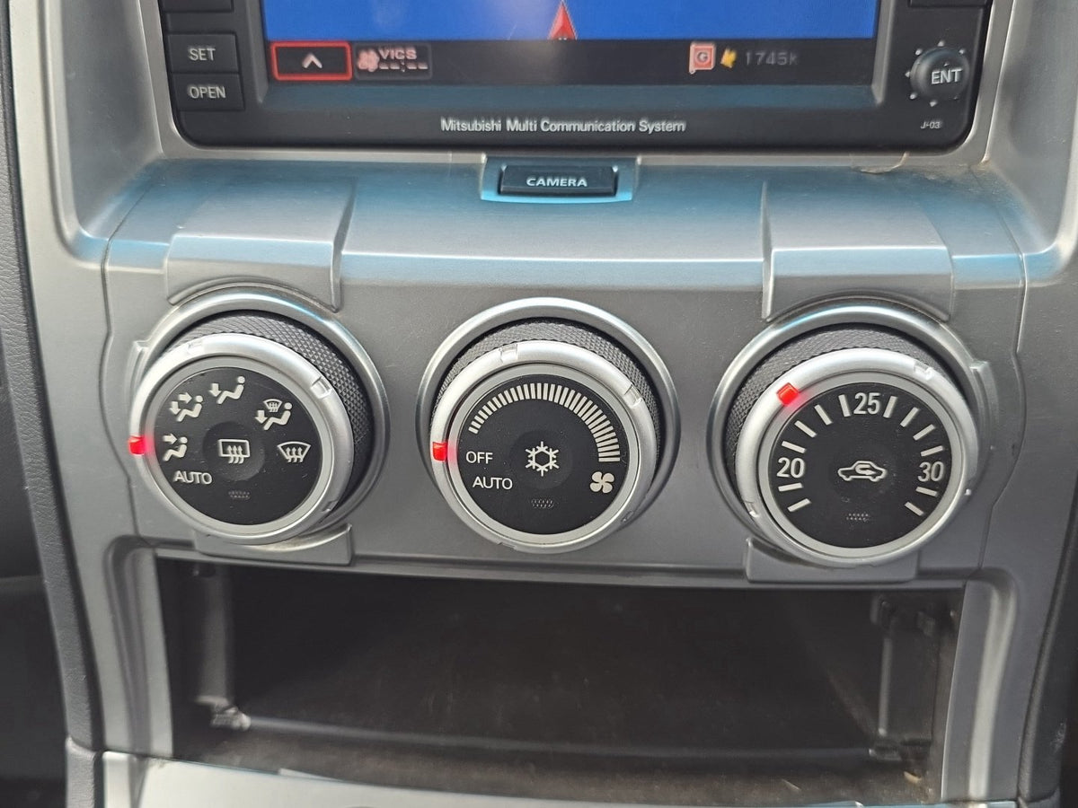 2007 Mitsubishi Delica CV5W - Heater/AC Controls PN:
