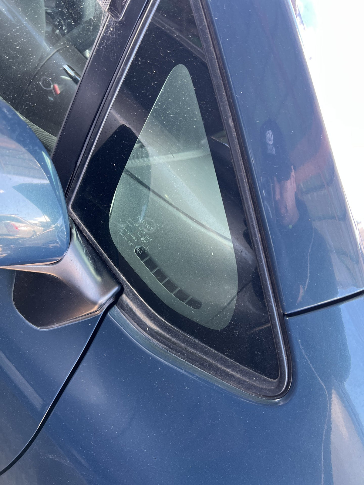 2009 Toyota Corolla JTNKU56E00109575 - Right Front Quarter Door Glass PN: M2H3