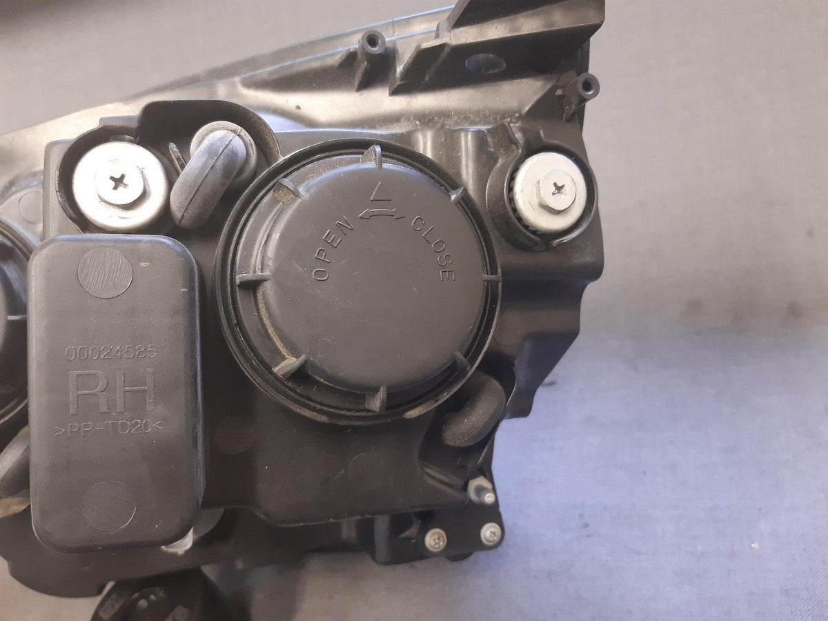 Jul 2008 to Sep 2015 - Holden Captiva/Captiva 5 CG Maxx - Right Headlight - (4Th Vin = D)
