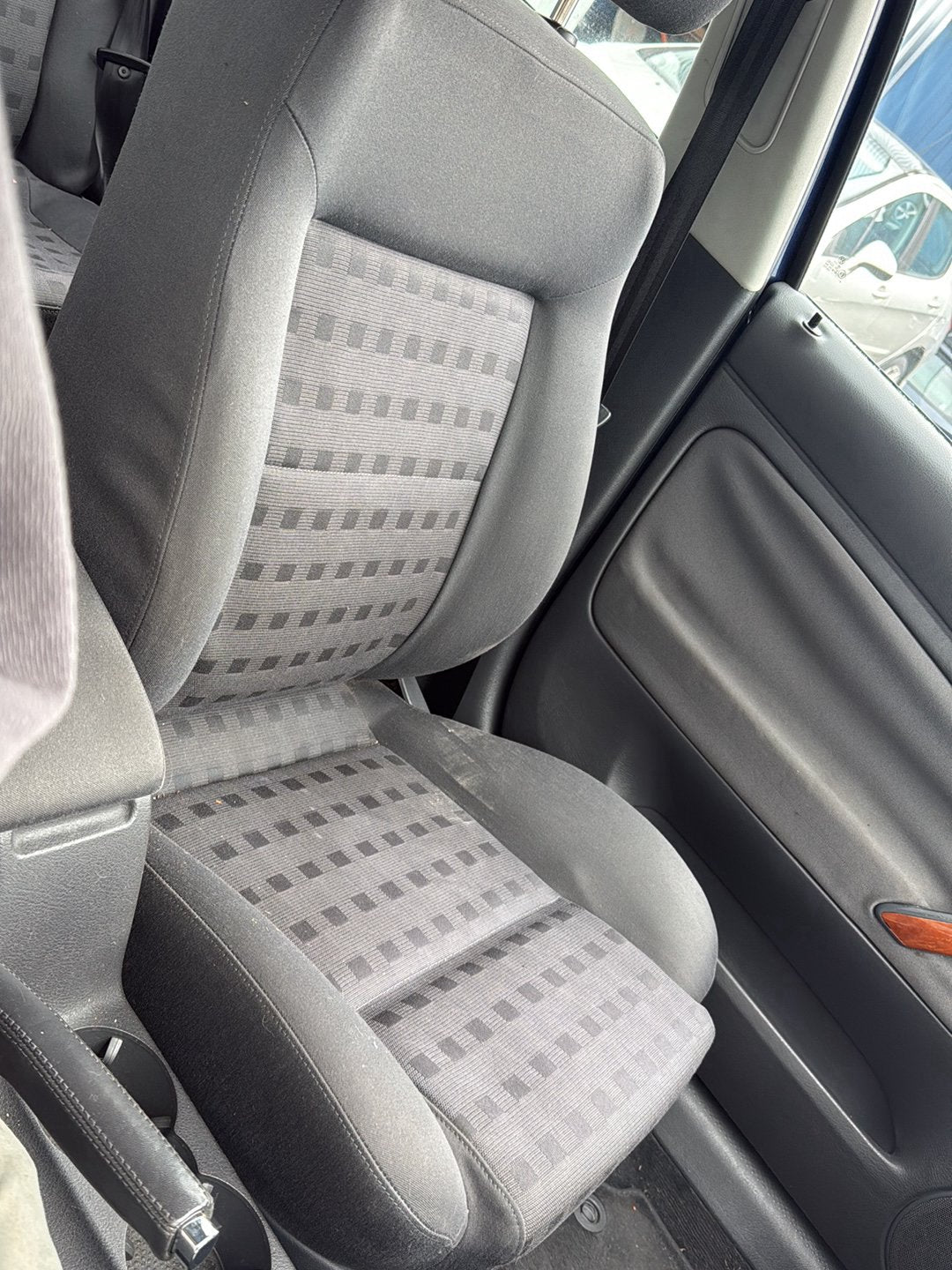 1998-2005 Volkswagen Passat- Left Front Seat PN: