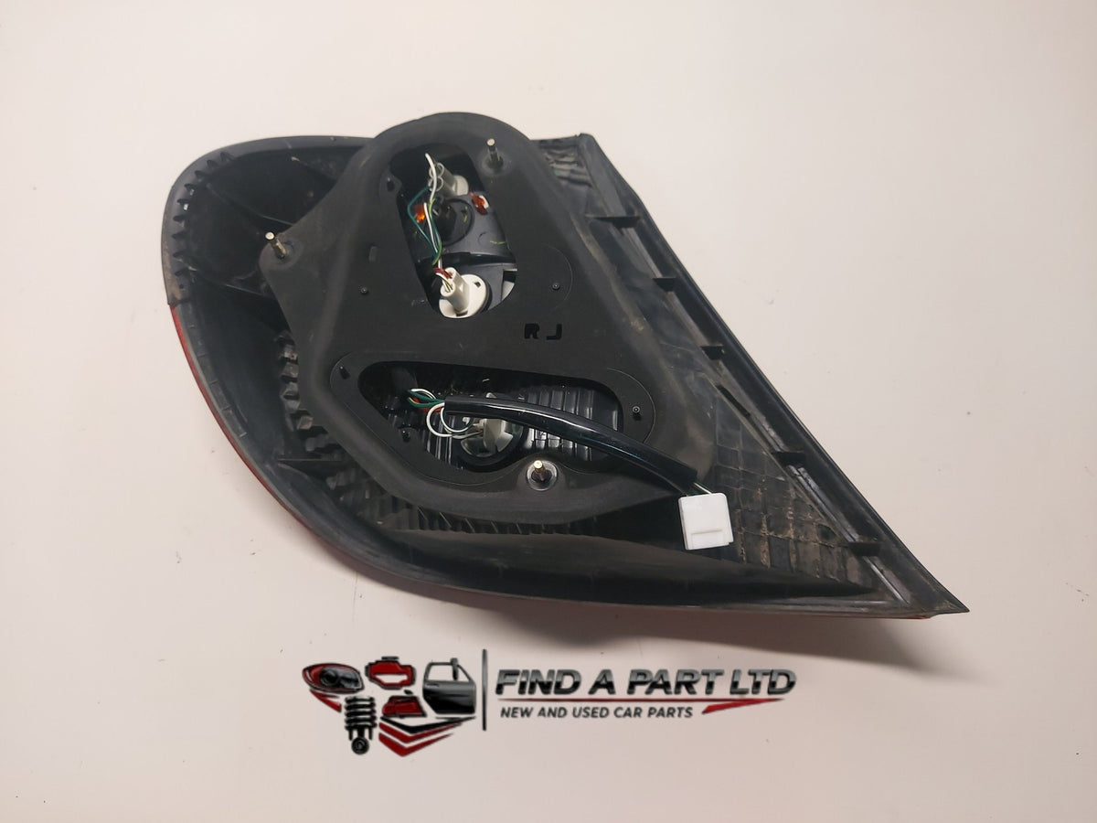2004 Toyota Camry XV30 - Right Taillight PN: 22016320