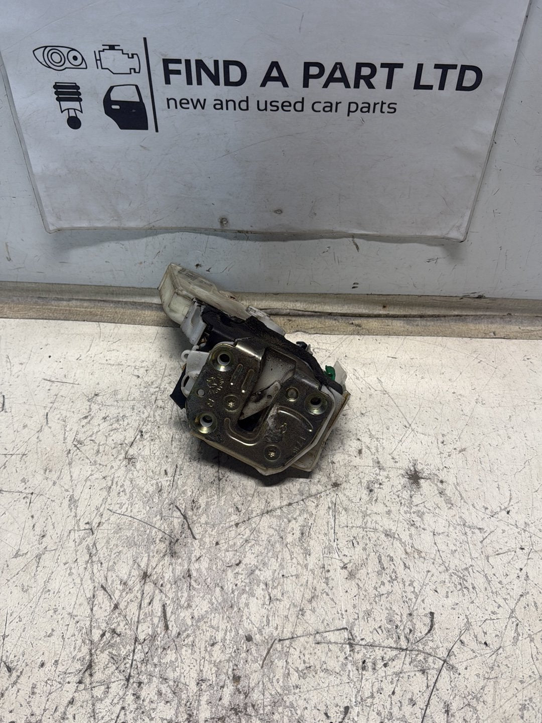 1995-2002 Nissan Primera P11 - Right Rear Lock Mechanism PN: