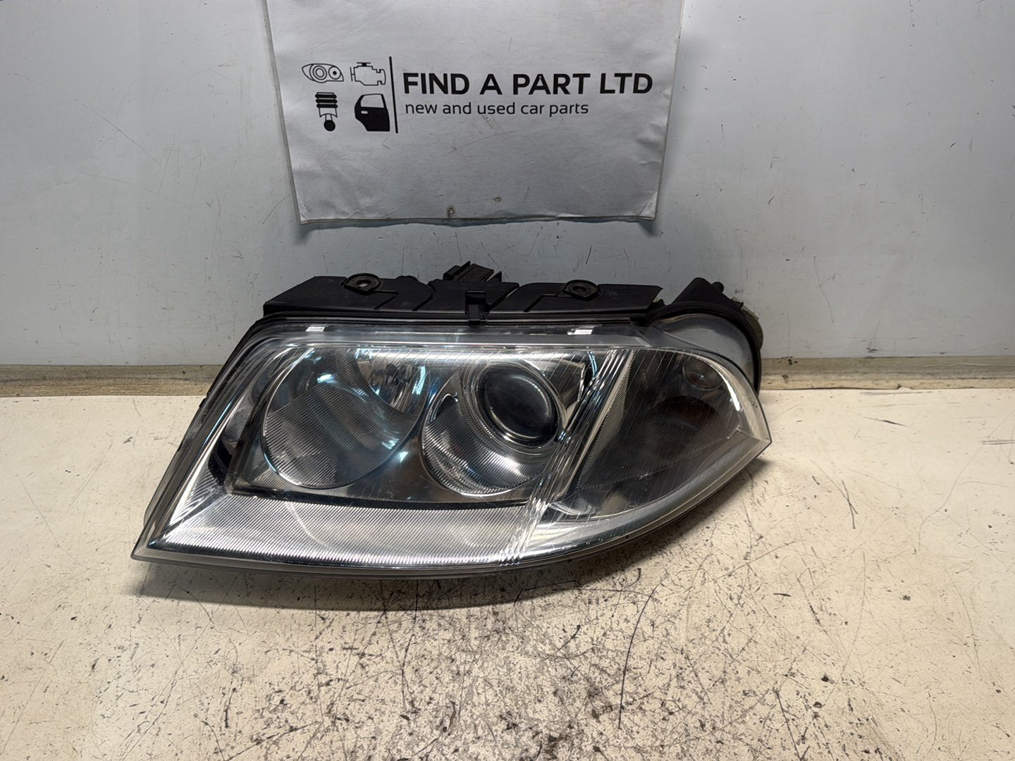 2001-2006 Volkswagen Passat- Left Headlight PN: 3B0 941 015 AP