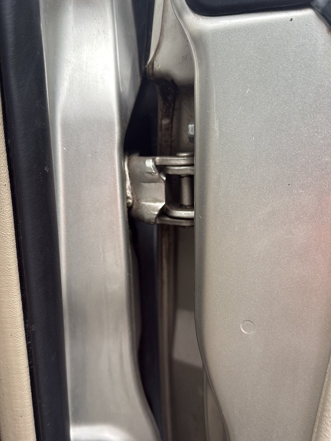 2003-2011 Toyota Raum Z20 NCZ20 - Right Front Door Top Hinge PN: