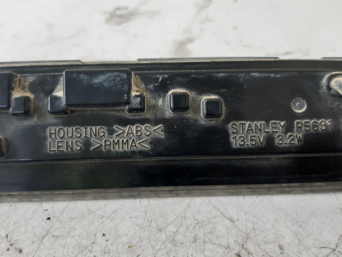 Nov 2006 to Sep 2009 - Mitsubishi Outlander ZG - High Level Stoplight
