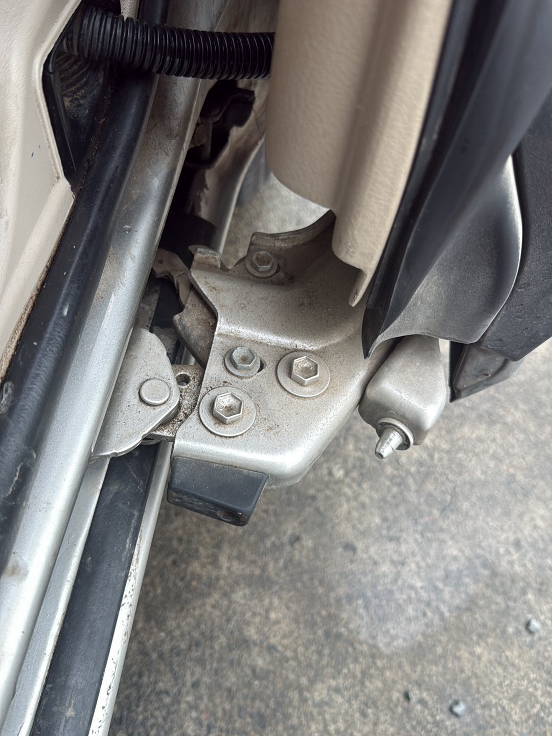 2003-2011 Toyota Raum Z20 NCZ20 - Left Side Door Bottom Rollers PN: