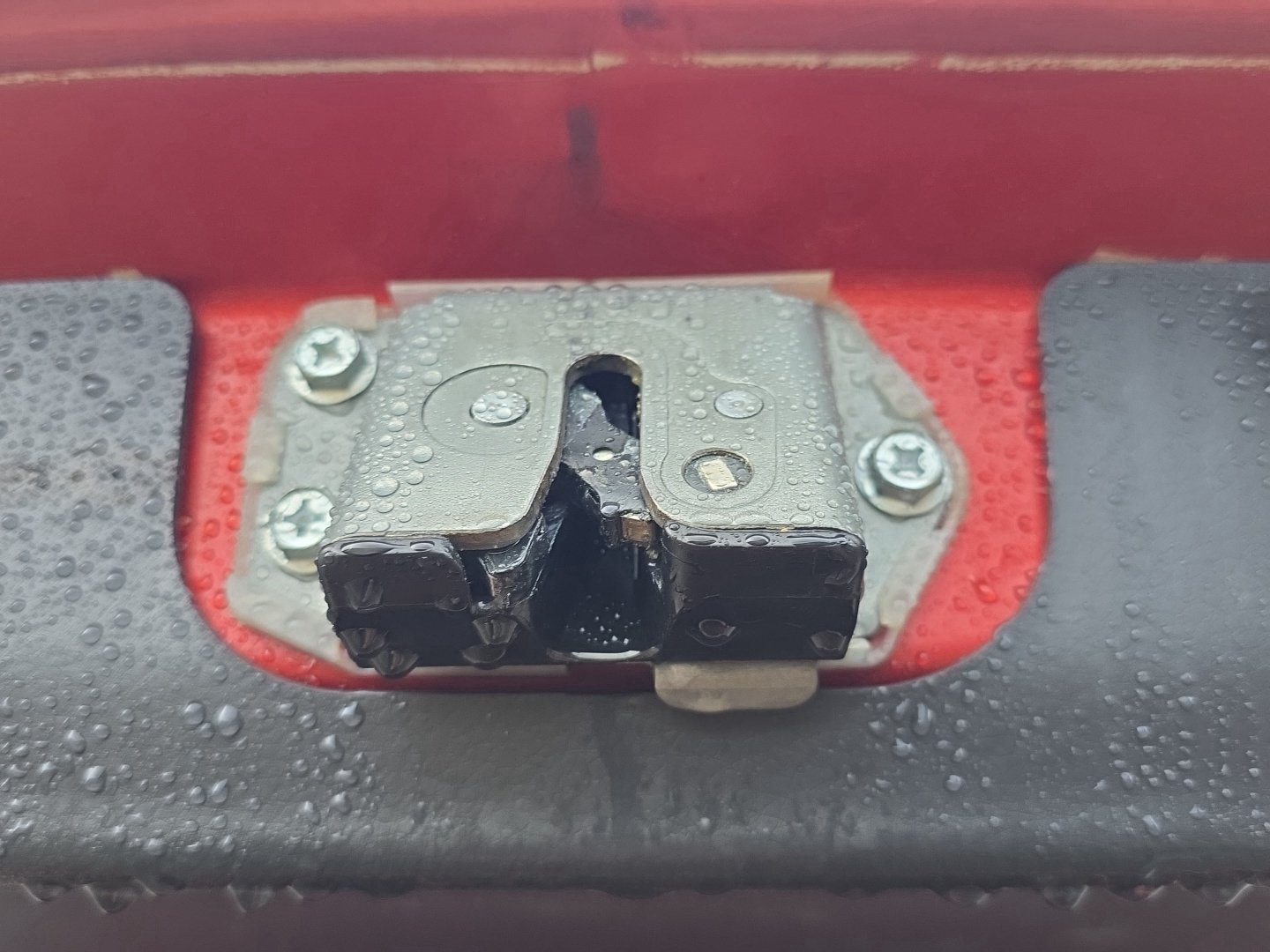 2006-2012 Suzuki SX4 YA11S - Tailgate Latch PN: