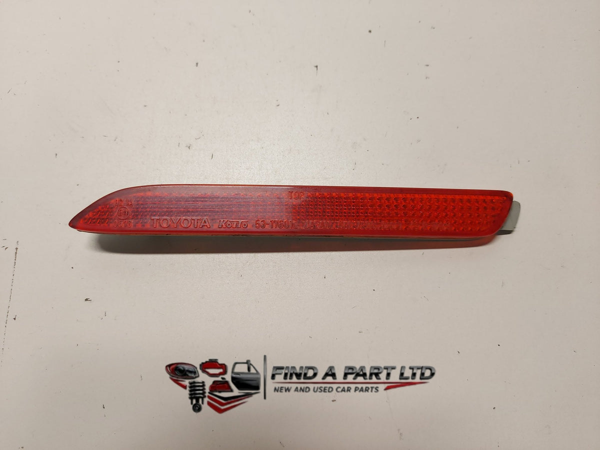 2004 Toyota Ipsum - Left Rear Bumper Reflector PN: 53-17601