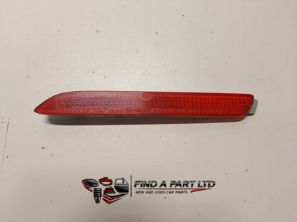 2004 Toyota Ipsum - Left Rear Bumper Reflector PN: 53-17601