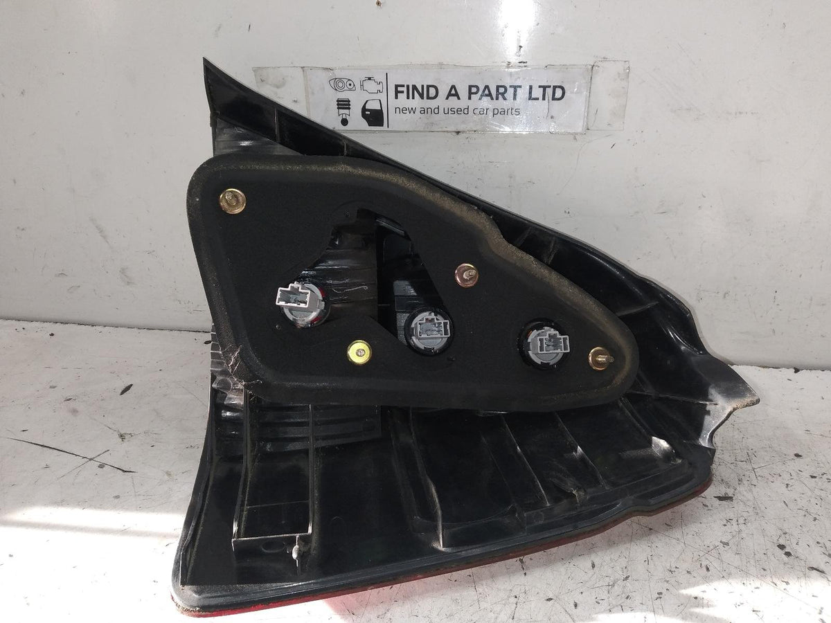 Apr 2000 to Jan 2002 - Honda Odyssey RA - Left Taillight - Orange Flasher Type