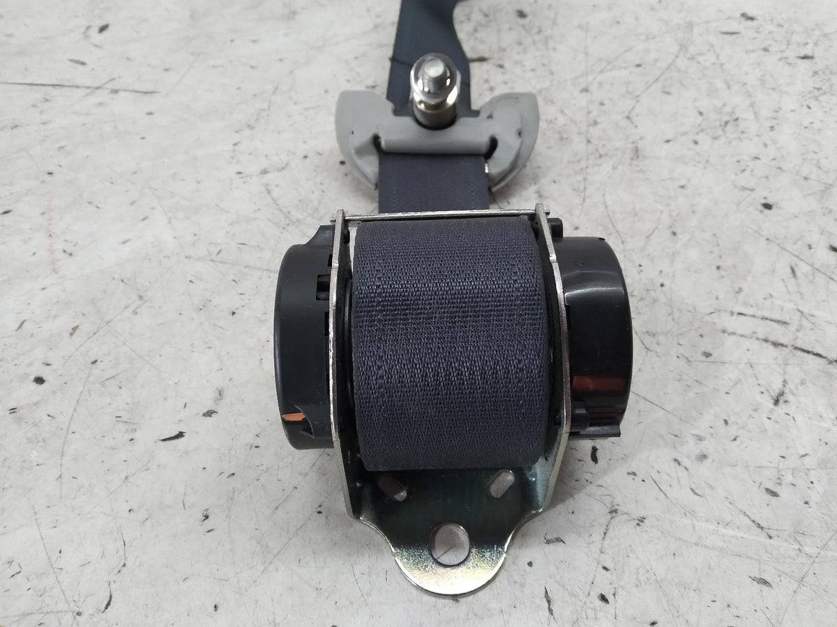 Nov 2006 to Sep 2009 - Mitsubishi Outlander ZG - Right Rear Centre Seat Belt - Mid