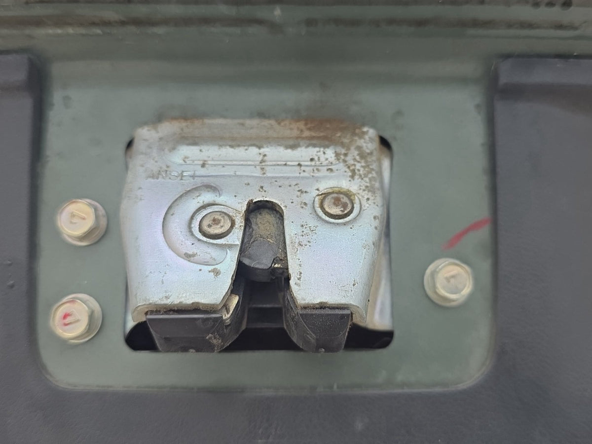 2007 Mitsubishi Delica CV5W - Tailgate Latch PN: