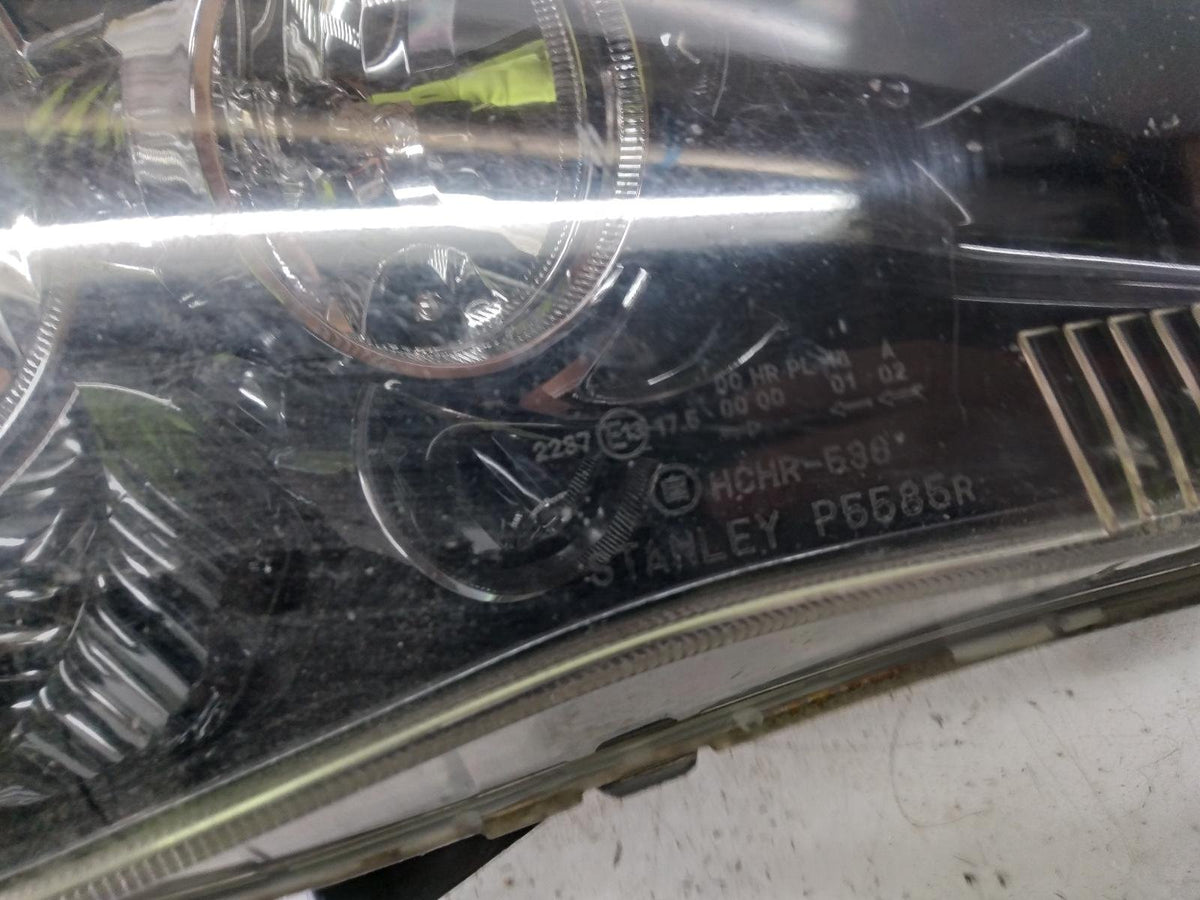 Nov 2006 to Oct 2007 - Mitsubishi Outlander ZG - Right Headlight - Xenon Type