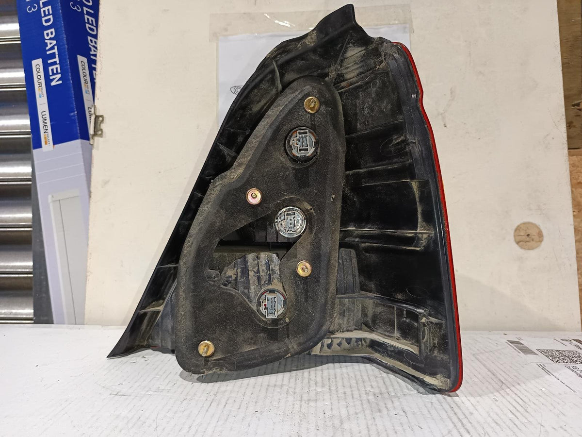 Apr 2000 to Jan 2002 - Honda Odyssey RA - Left Taillight - Orange Flasher Type
