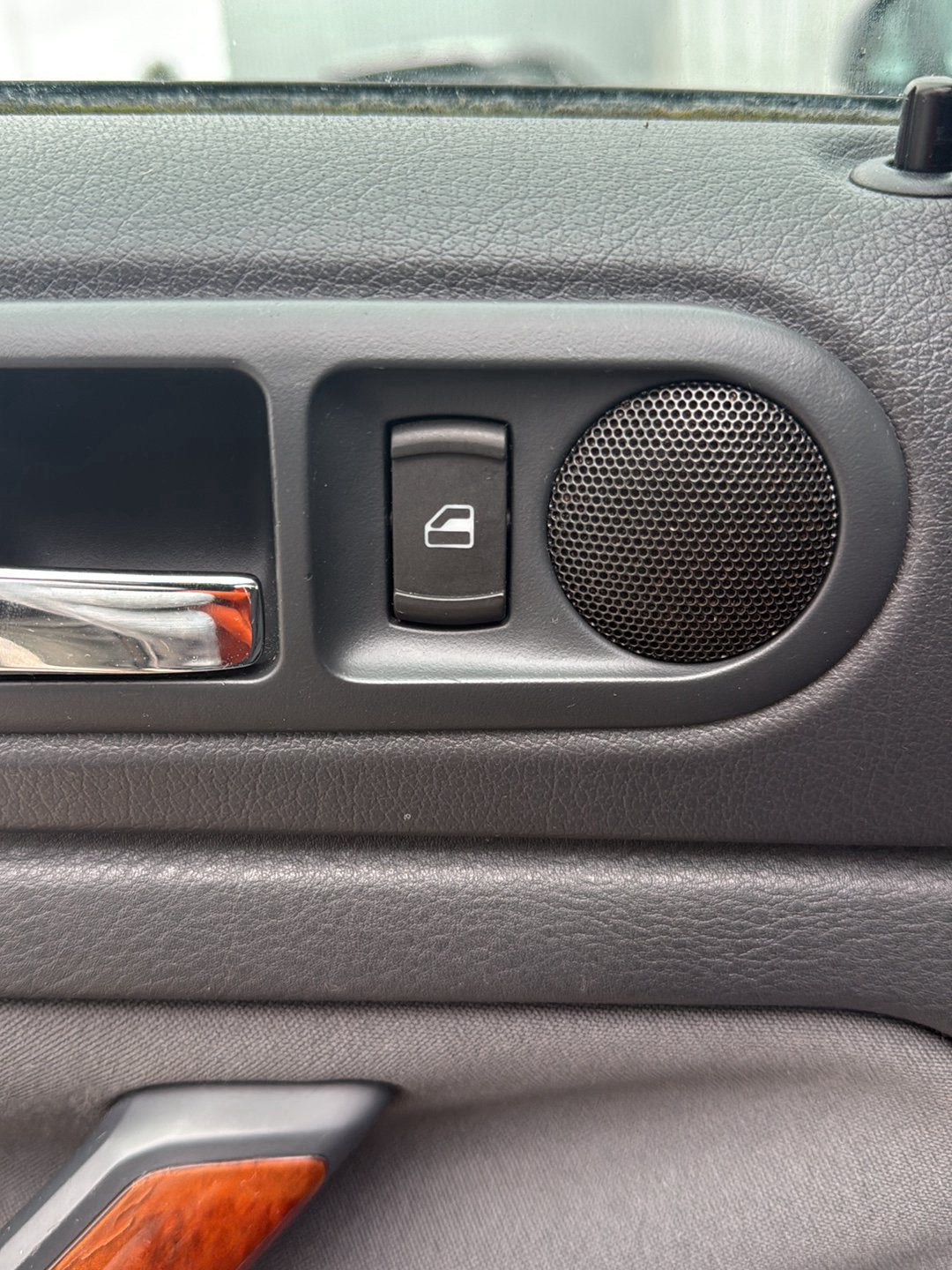 1998-2005 Volkswagen Passat- Left Rear Window Switch PN: