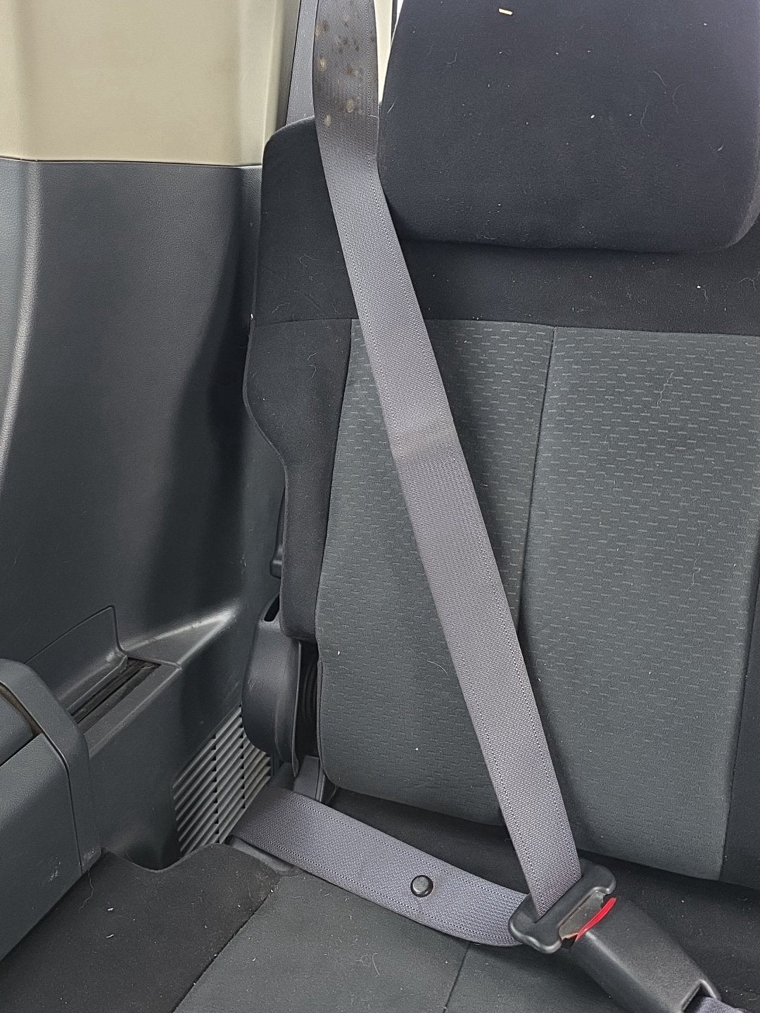 2007 Mitsubishi Delica CV5W - Right Rear Third Row Seat Belt PN: 6080331