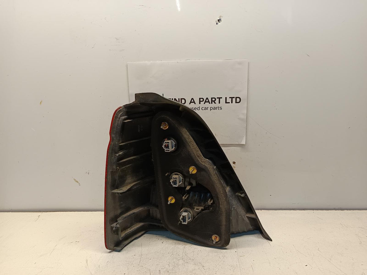 Apr 2000 to Jan 2002 - Honda Odyssey RA - Right Taillight - Orange Flasher Type