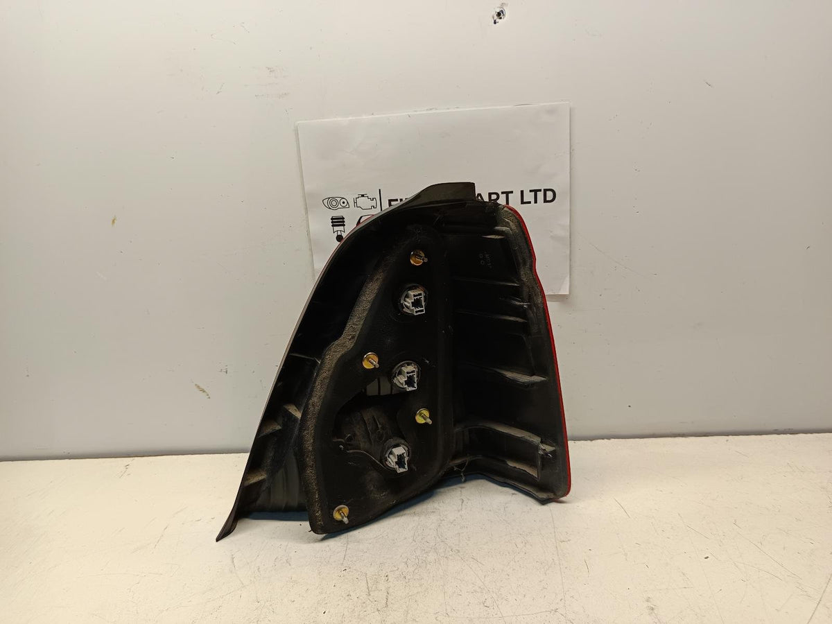 Apr 2000 to Jan 2002 - Honda Odyssey RA - Left Taillight - Orange Flasher Type