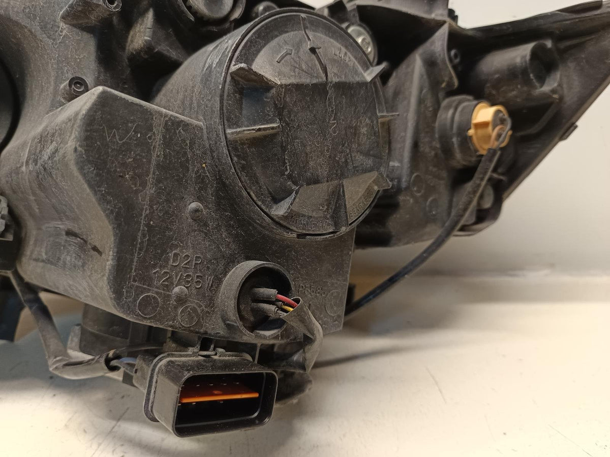 Nov 2006 to Oct 2007 - Mitsubishi Outlander ZG - Right Headlight - Xenon Type