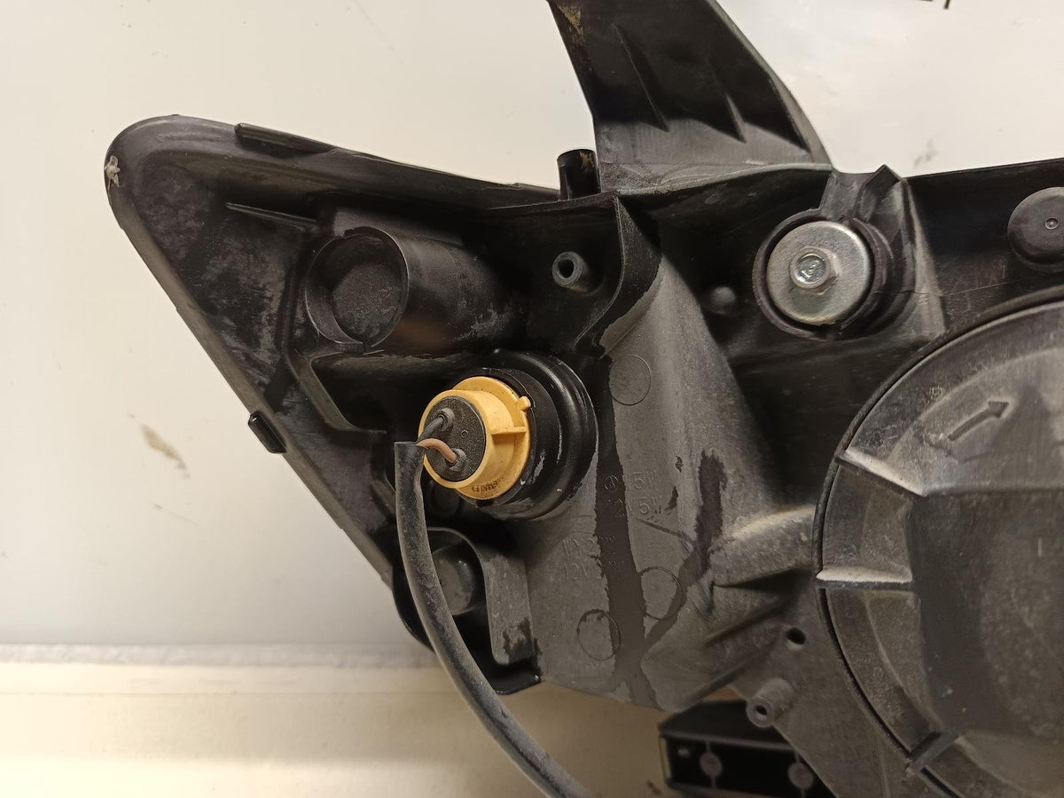 Nov 2006 to Oct 2007 - Mitsubishi Outlander ZG - Left Headlight - Xenon Type