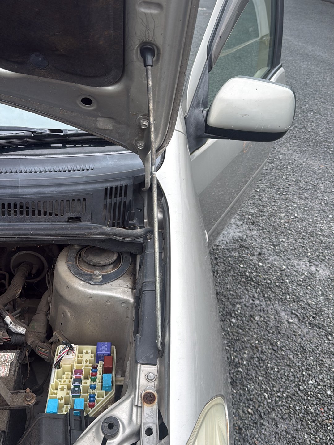 2003-2011 Toyota Raum Z20 NCZ20 - Left Bonnet Strut PN: