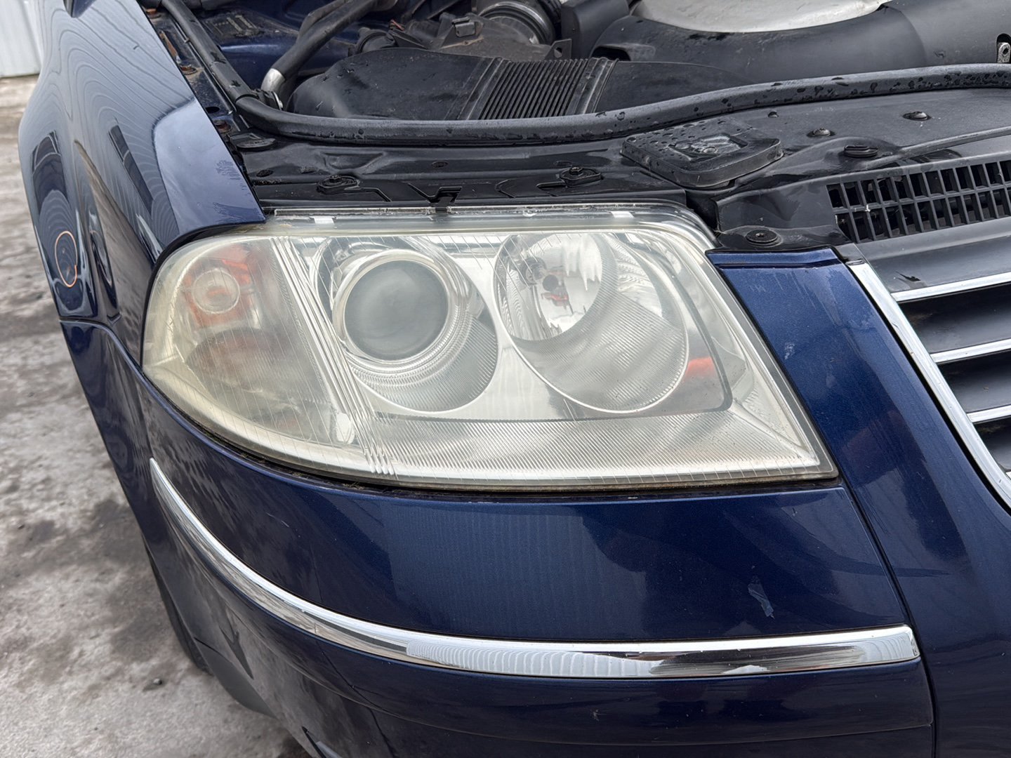 1998-2005 Volkswagen Passat- Right Headlight PN: