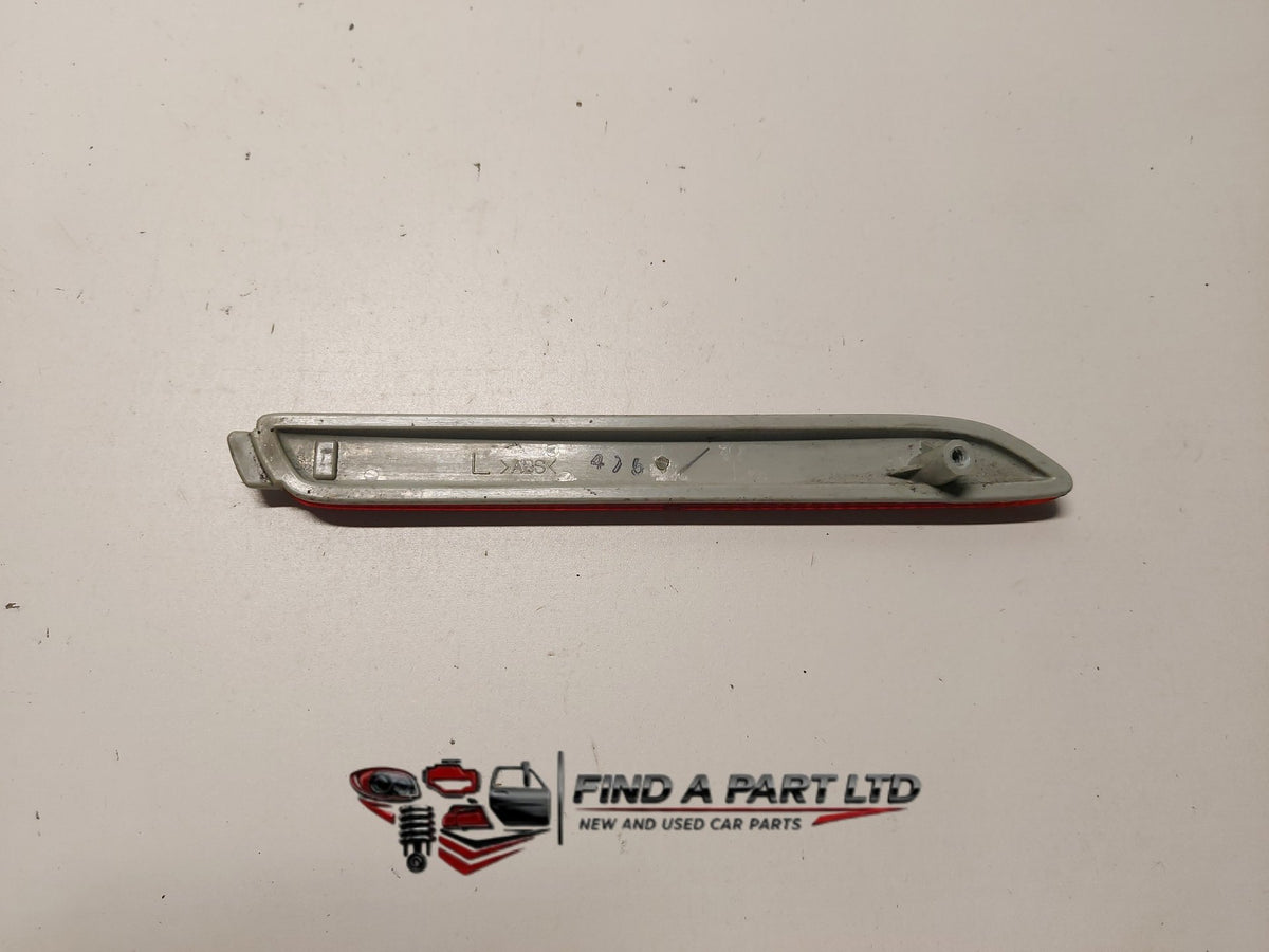 2004 Toyota Ipsum - Left Rear Bumper Reflector PN: 53-17601