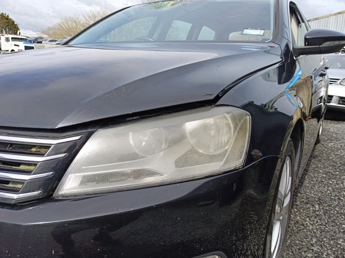 2013 Volkswagen Passat WVWZZZ3CZDE040373 - Left Headlight PN: