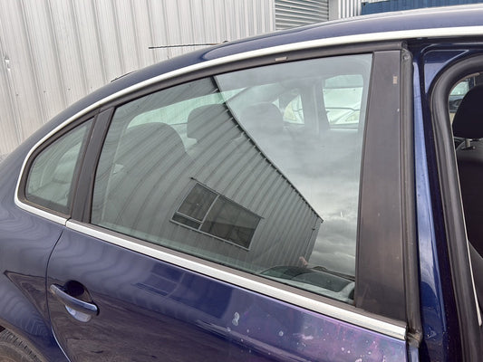 1998-2005 Volkswagen Passat- Right Rear Door Window PN: