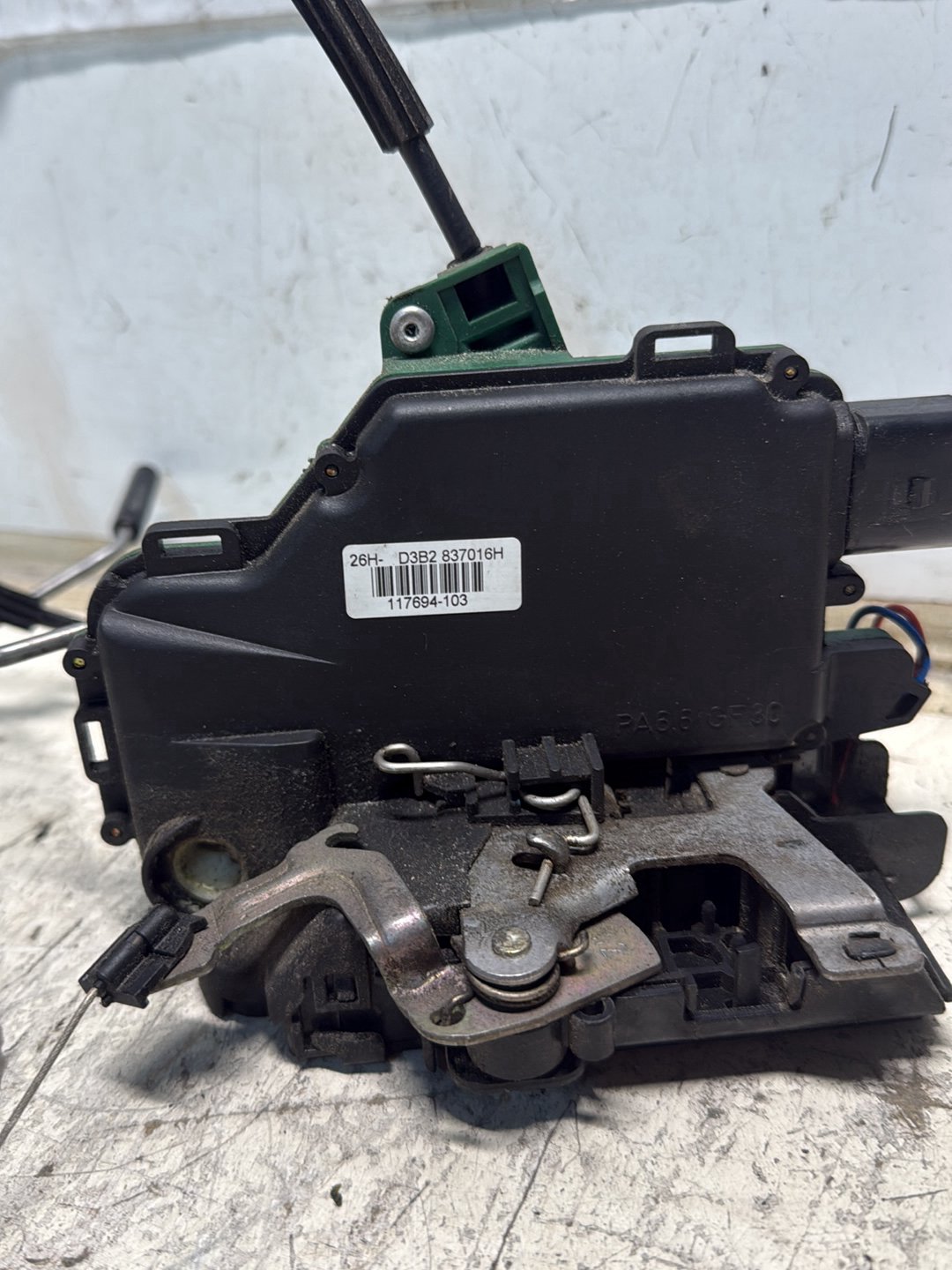 2001-2006 Volkswagen Passat- Right Front Lock Mechanism PN: