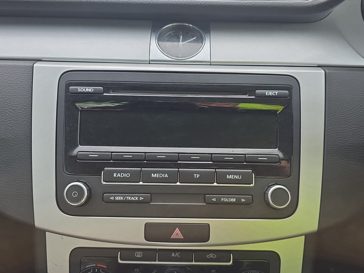 2013 Volkswagen Passat WVWZZZ3CZDE040373 - Radio Compact Disc/Digital Versatile Disc Player PN: