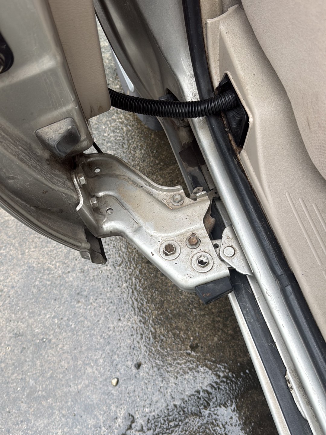 2003-2011 Toyota Raum Z20 NCZ20 - Right Side Door Bottom Rollers PN: