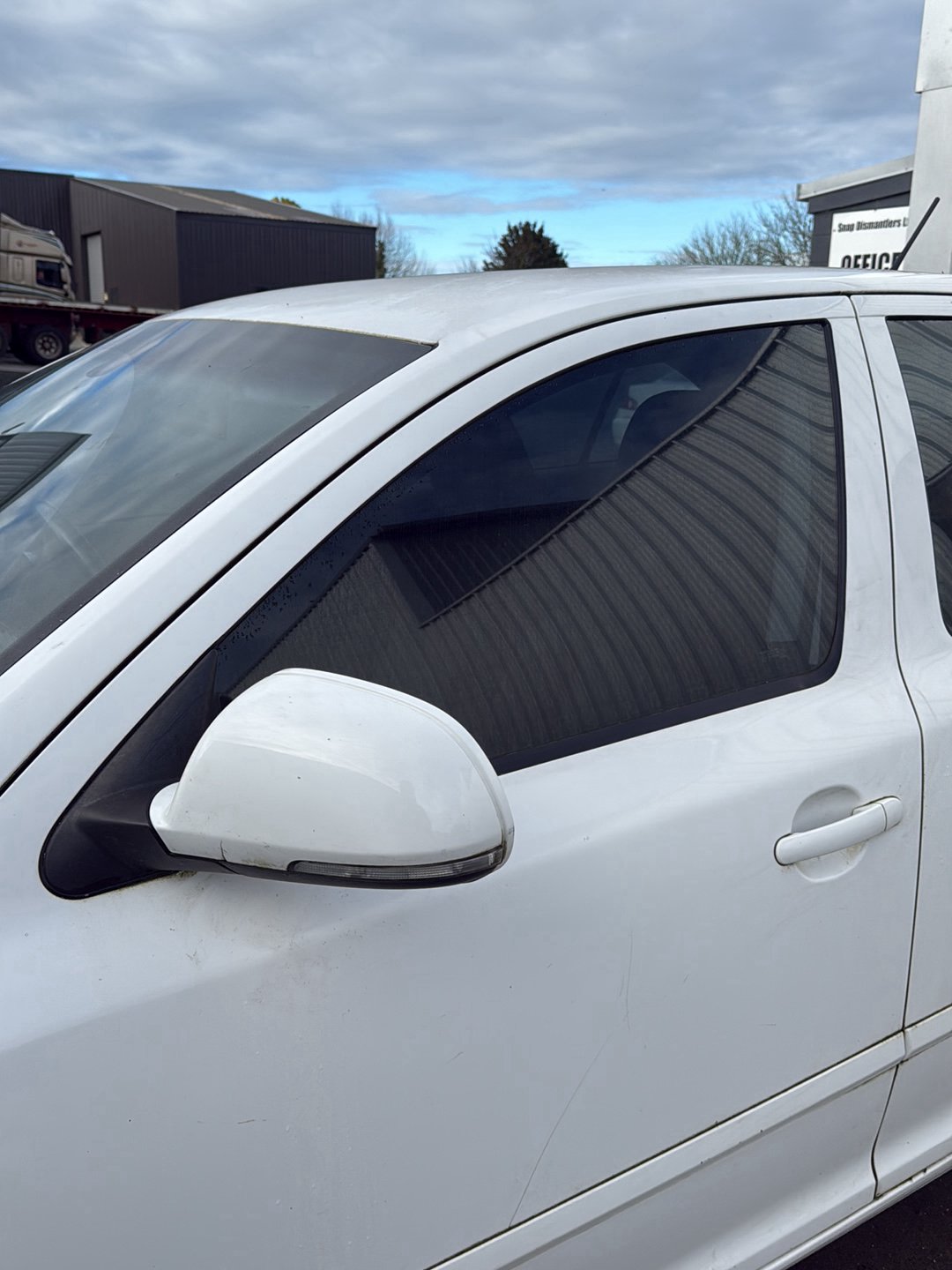 2012-2020 Skoda Octavia 5E - Left Front Door Window PN:
