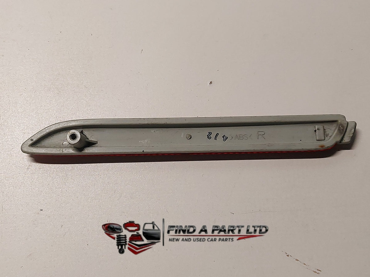 2004 Toyota Ipsum - Right Rear Bumper Reflector PN: 53-17601