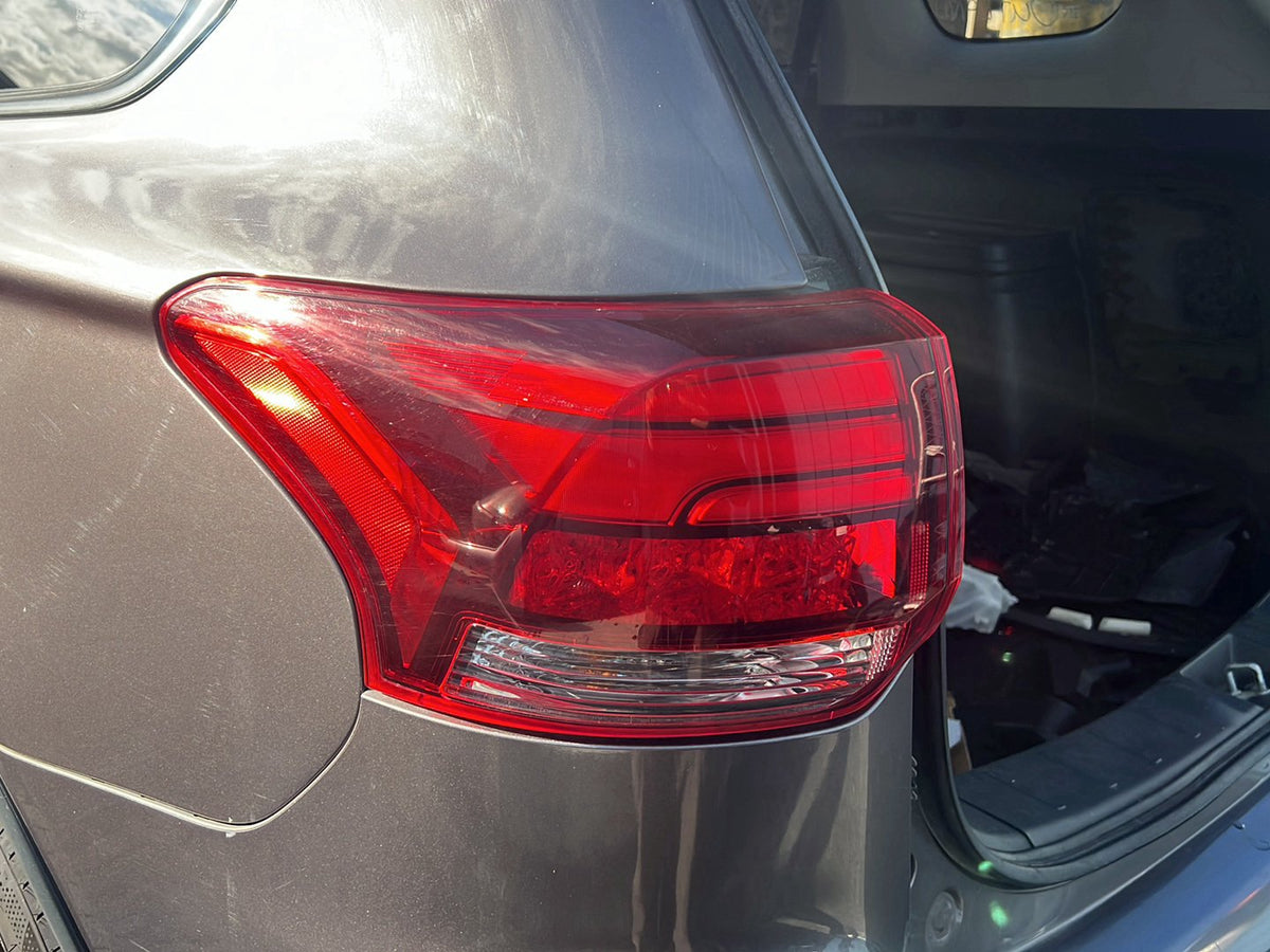 2016 Mitsubishi Outlander - Left Taillight PN: w2869