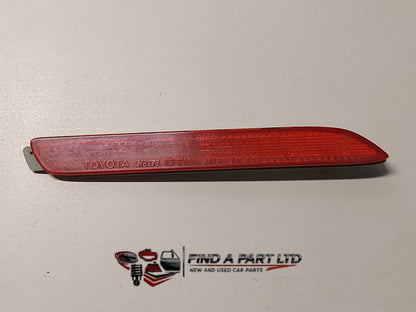 2004 Toyota Ipsum - Right Rear Bumper Reflector PN: 53-17601