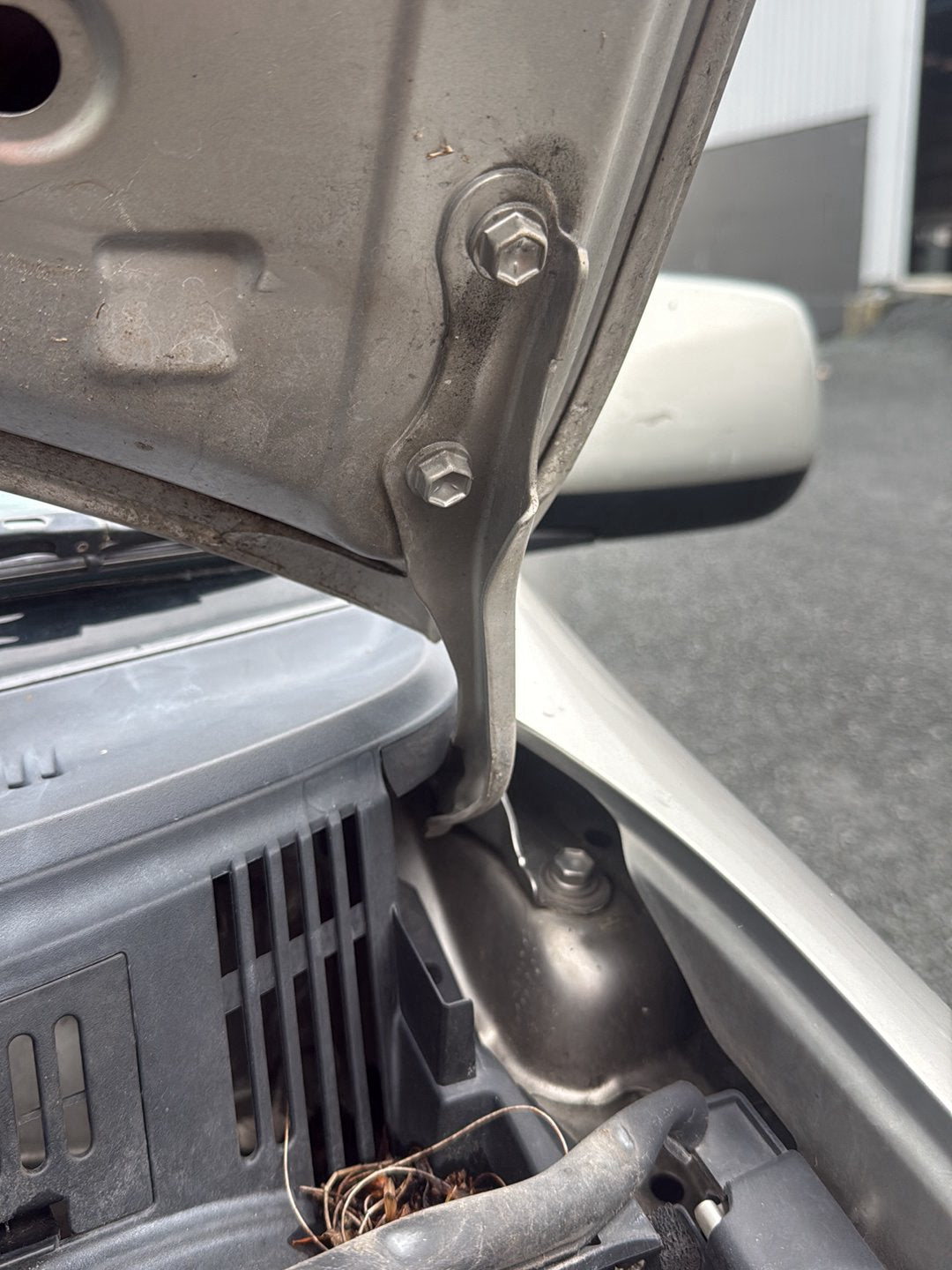 2003-2011 Toyota Raum Z20 NCZ20 - Left Bonnet Hinge PN: