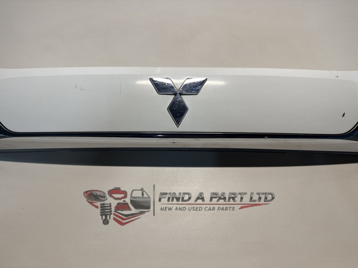 2016 Mitsubishi Outlander GF*W - Tailgate Garnish PN: 5817A265